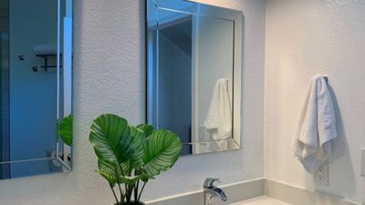 modern-bathroom_2p7B6K.jpg