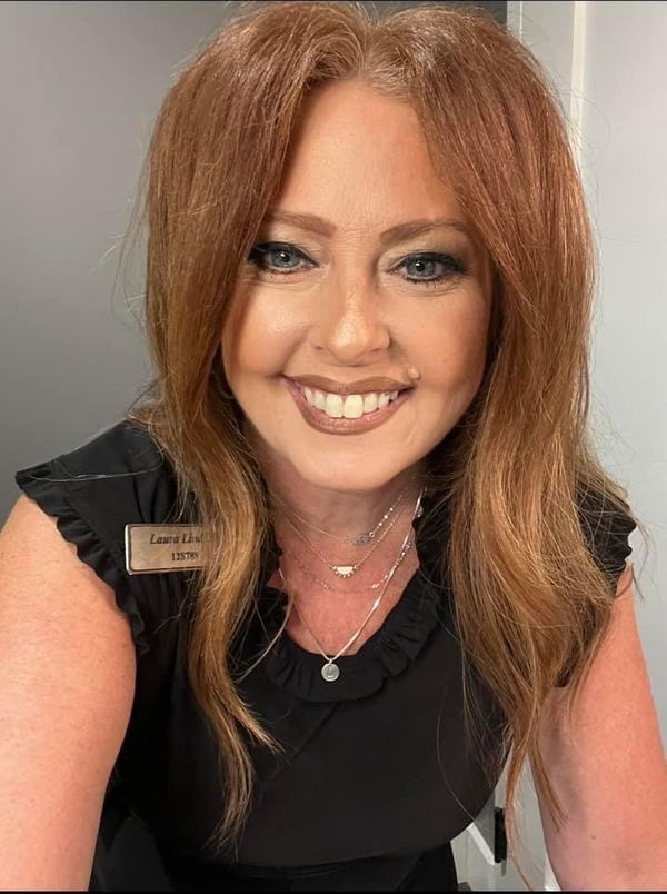 LAURA LINDSEY.jpg