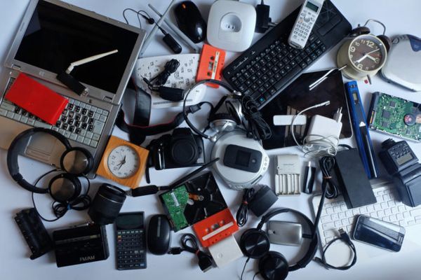 electronics-removal-e1638294910843.jpg