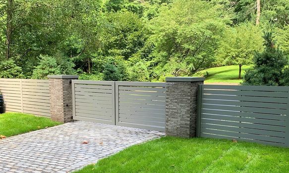 WG 31 Grey-fence-and-gate.jpg
