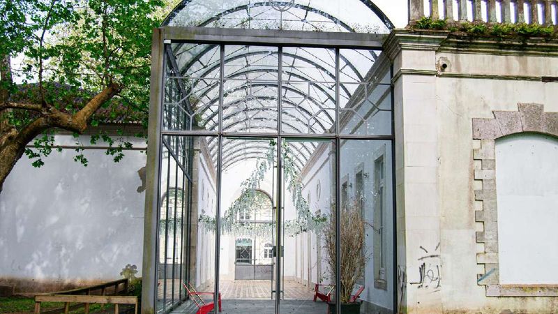 Guillotine glass doors