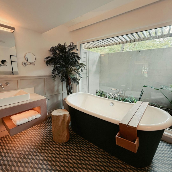 luxury soaker tub