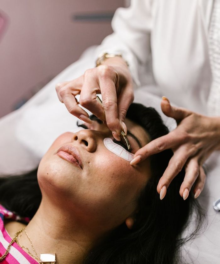 Woman getting lash extensions