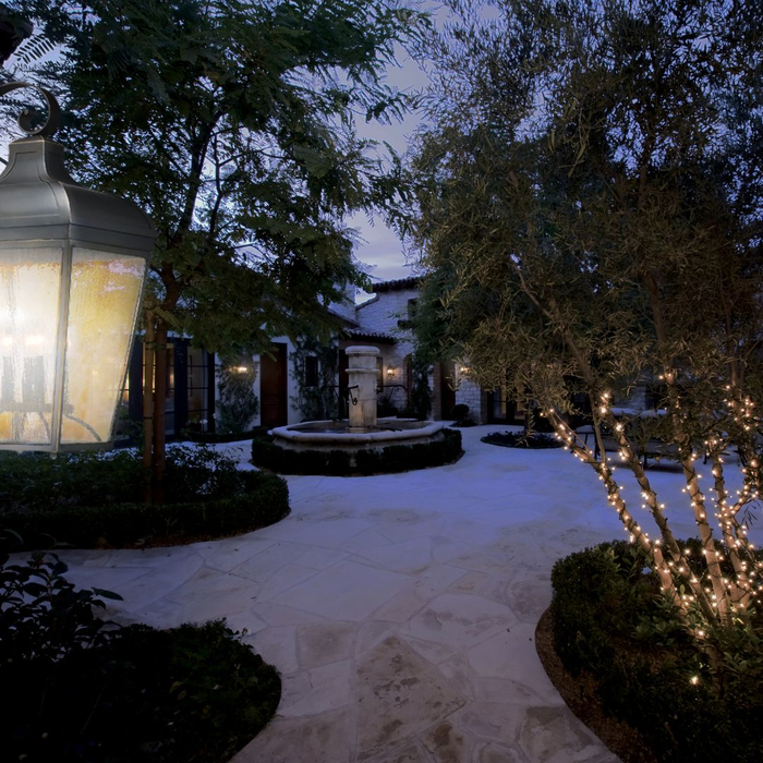 How to Choose the Perfect Outdoor Lights for Your Holiday Decor 1.jpg