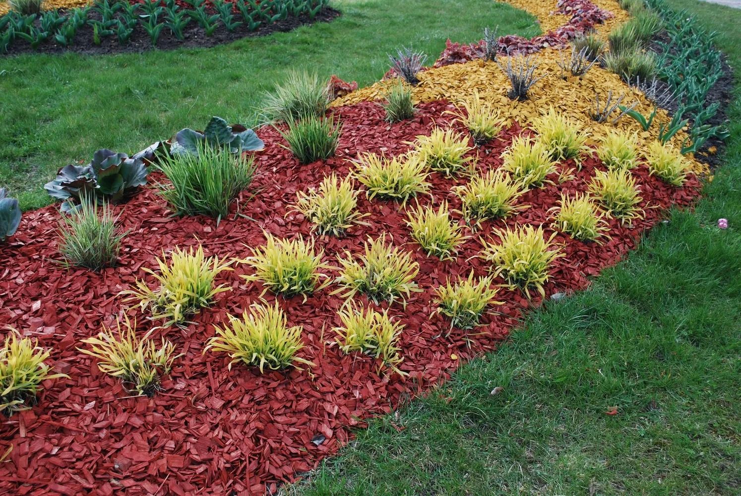 imgi_29_loofs-landscaping-red-mulch-applied-jpeg-1000h.jpg