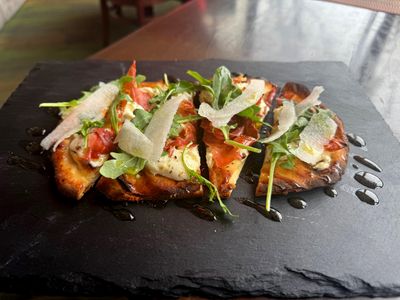 Flatbread - prosciutto - arugula, asian pear - goat cheese.jpg
