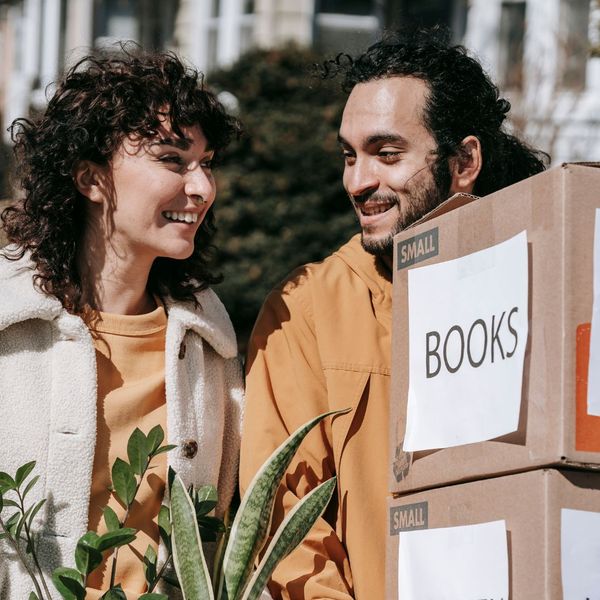 man carrying boxes for a woman man carrying boxes for a woman