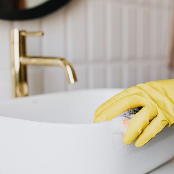 cleaning a bathroom sink