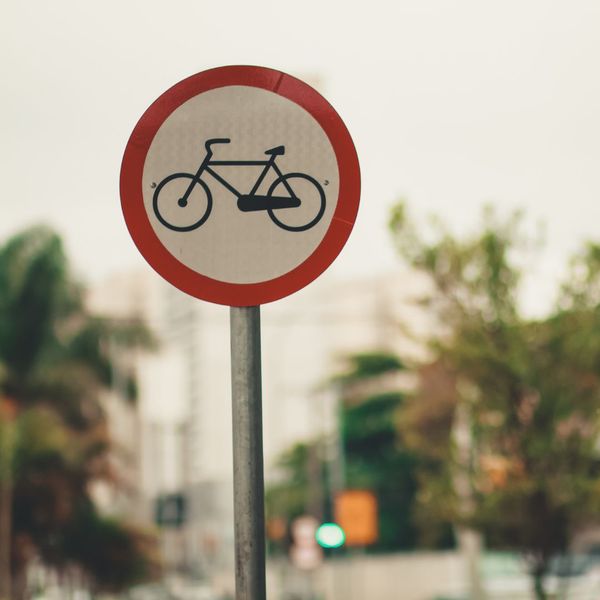 a traffic sign with a bicycle on it