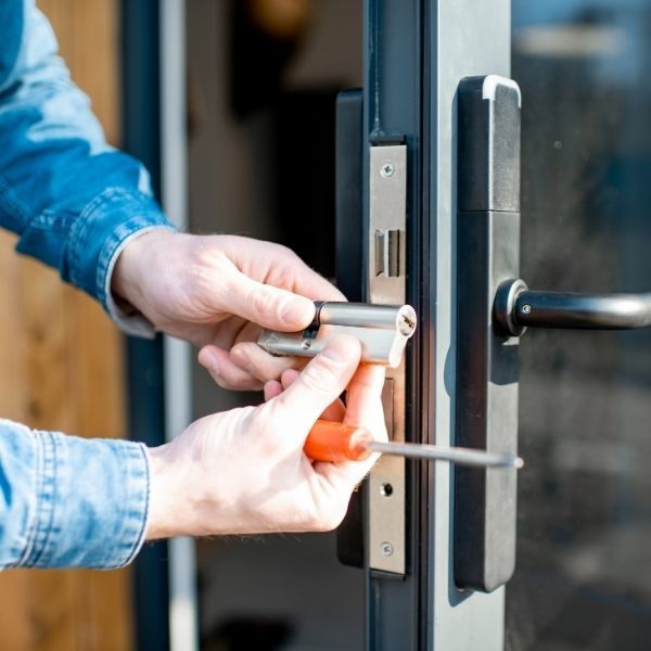 4 The Benefits of Having a Professional Locksmith Change Your Locks.jpg
