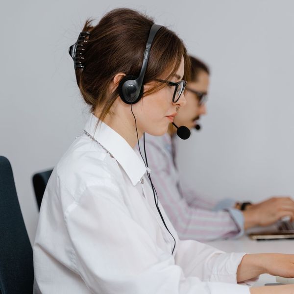 Female virtual assisant on computer
