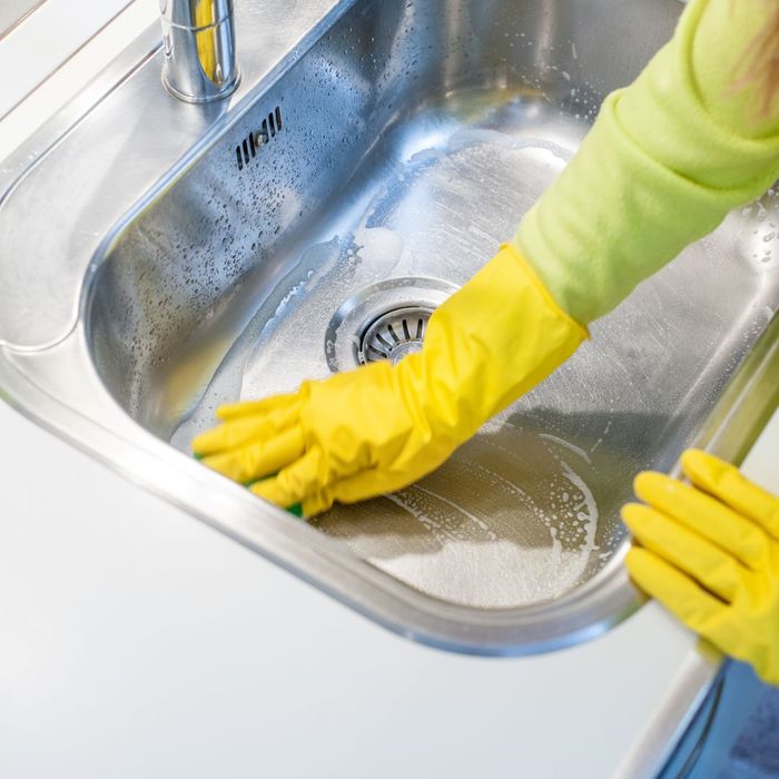 cleaning a kitchen sink