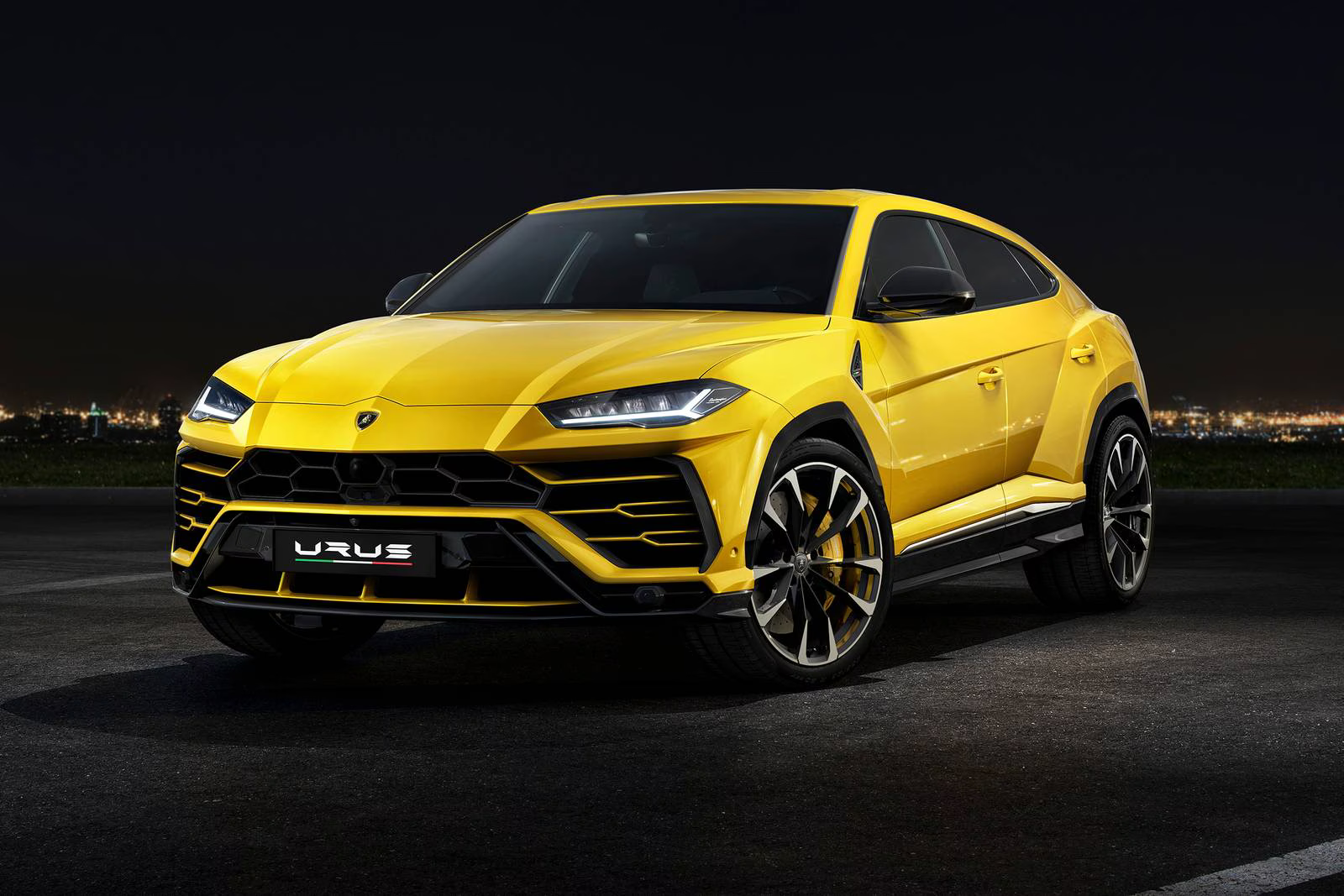2019_lamborghini_urus_4dr-suv_base_fq_oem_9_1600x1067.png