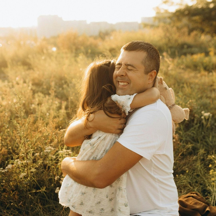 dad hugging daughter 