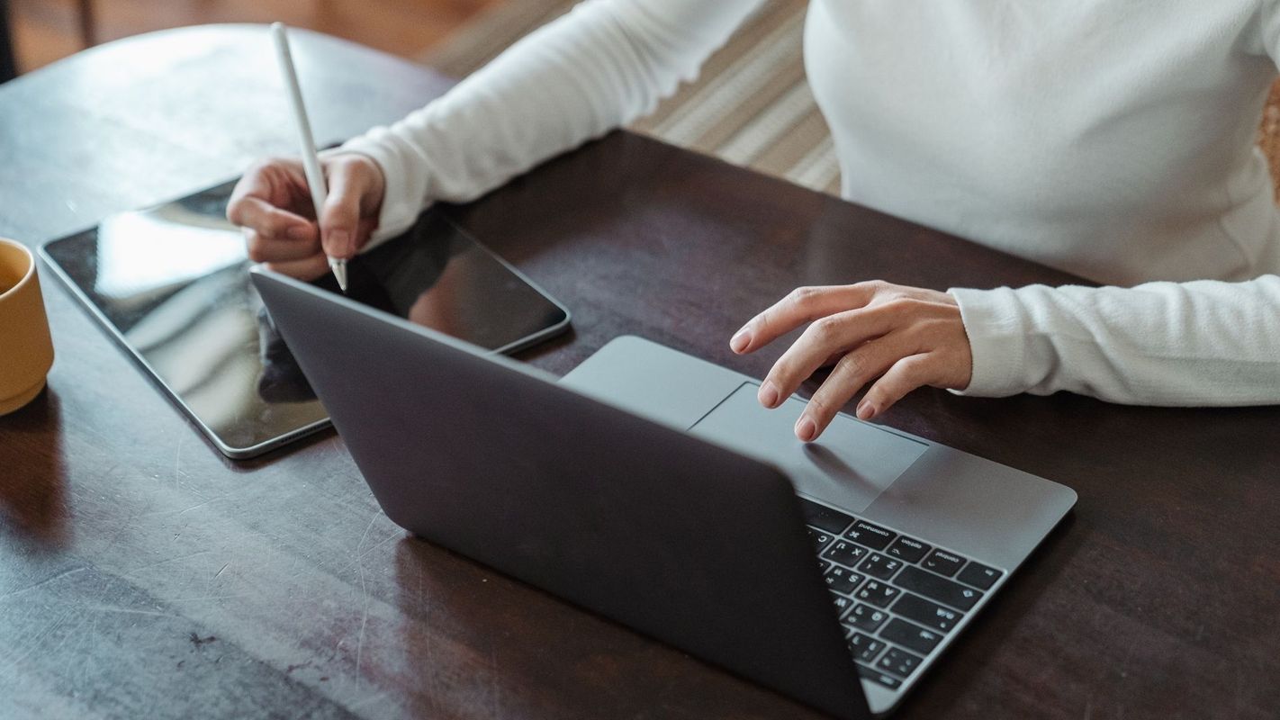using laptop and tablet at same time