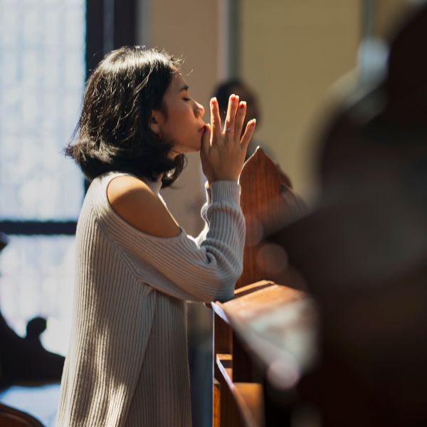 Women on her knees praying