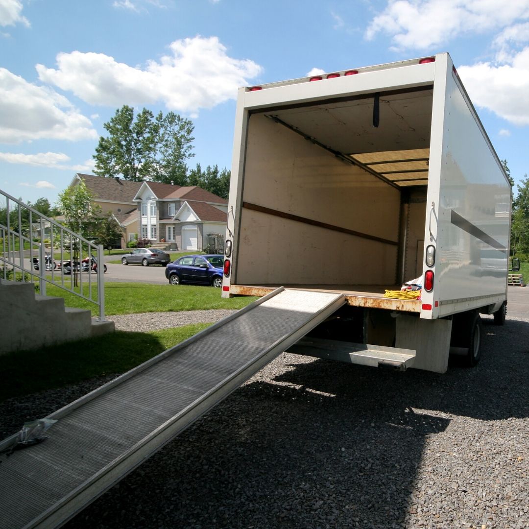 Moving truck for loading