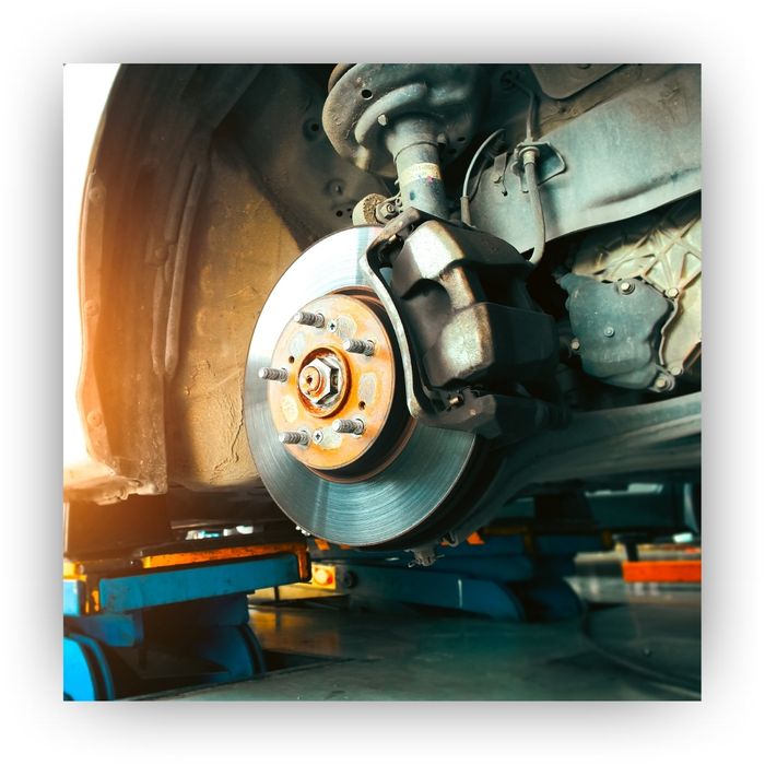 Front disc brakes and brake calipers without wheel rim of the car