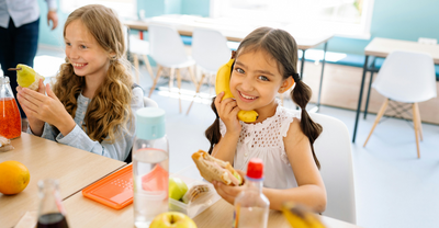 Kids eating lunch