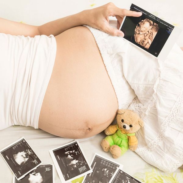 pregnant woman viewing 3d ultrasound photo
