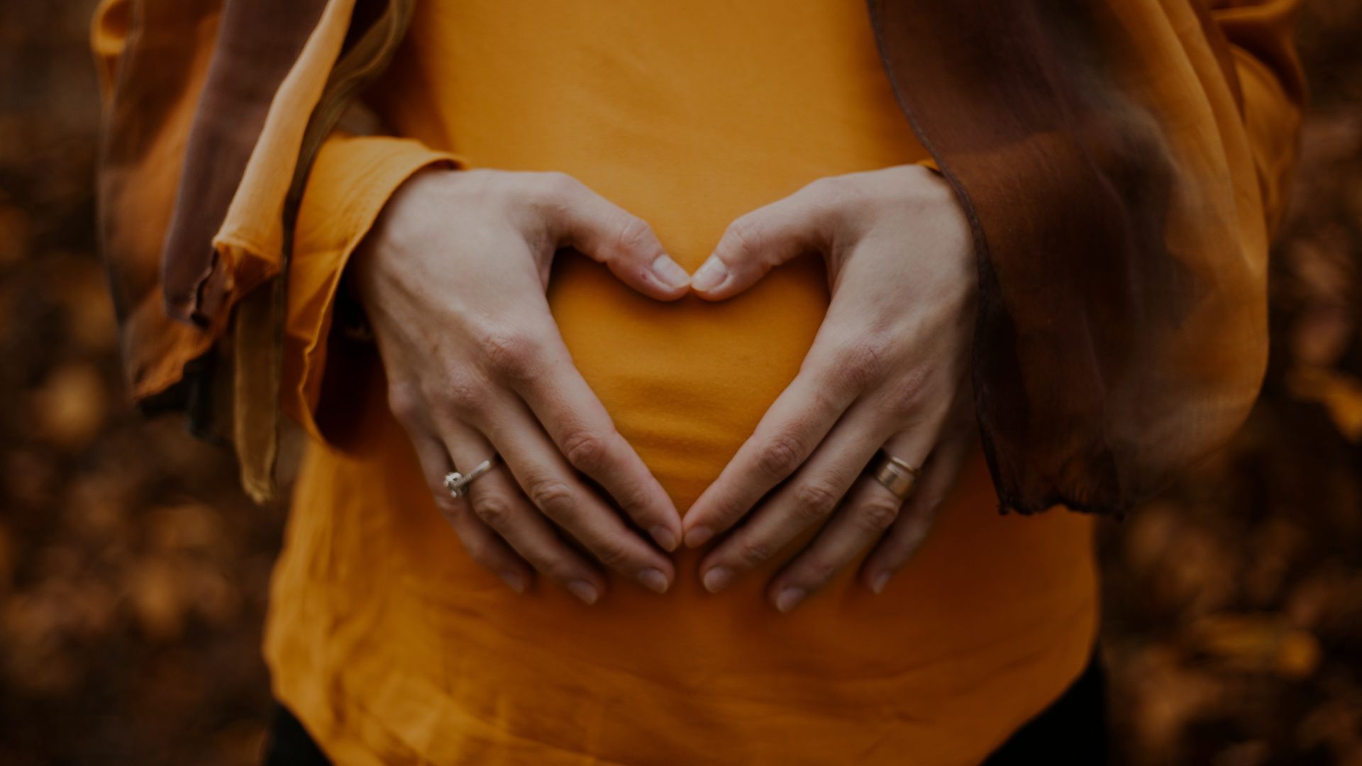 woman posing for a maternity picture