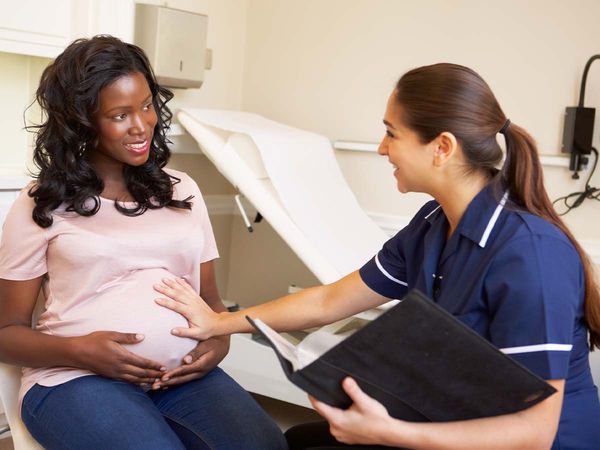 expectant mom with imaging technician