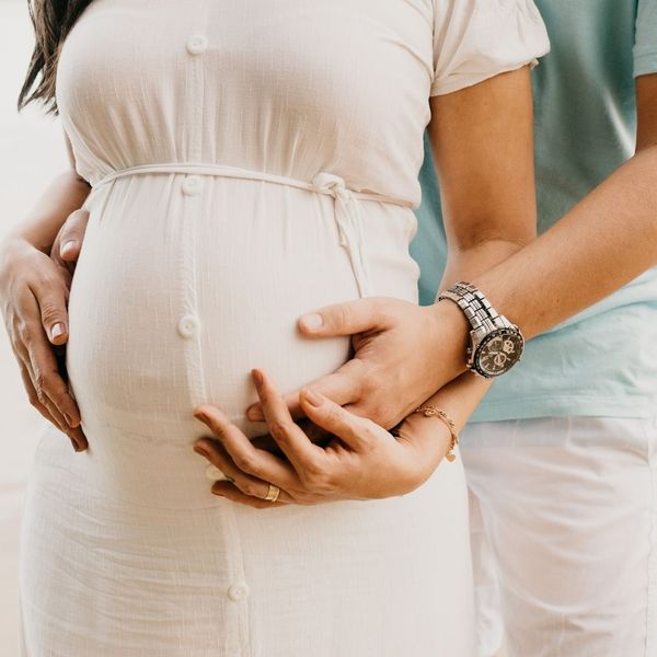 pregnant couple holding hands 