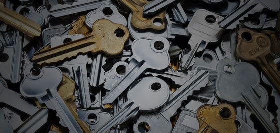 a large pile of keys