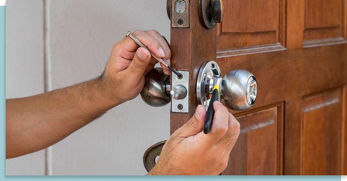 locksmith replacing lock and doorknob on a home’s door