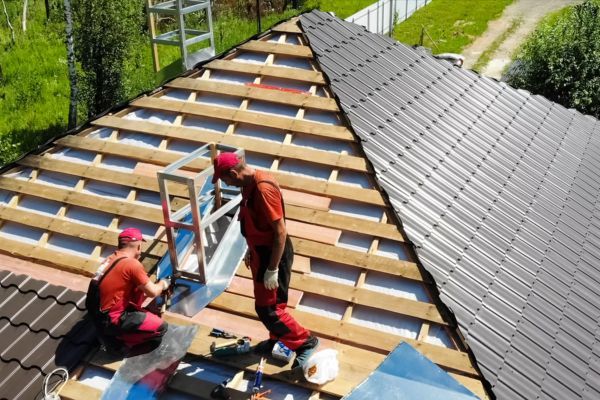 workers putting a roof together