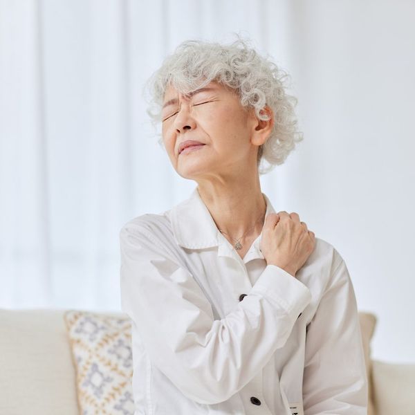 a woman with shoulder pain Who Can Benefit From Softwave Therapy (2).jpg