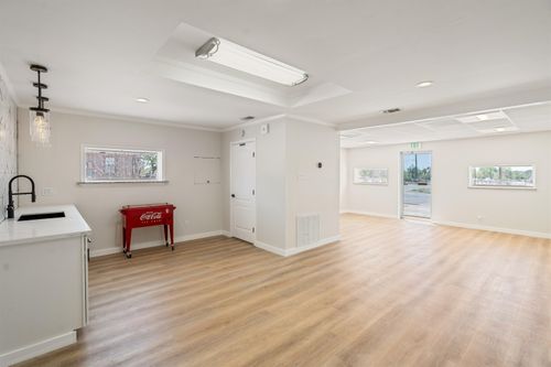 606 lobby south.jpg