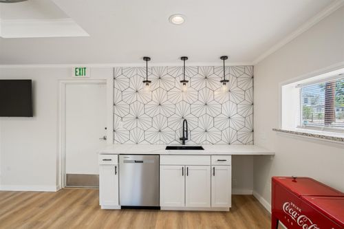 606 kitchen.jpg