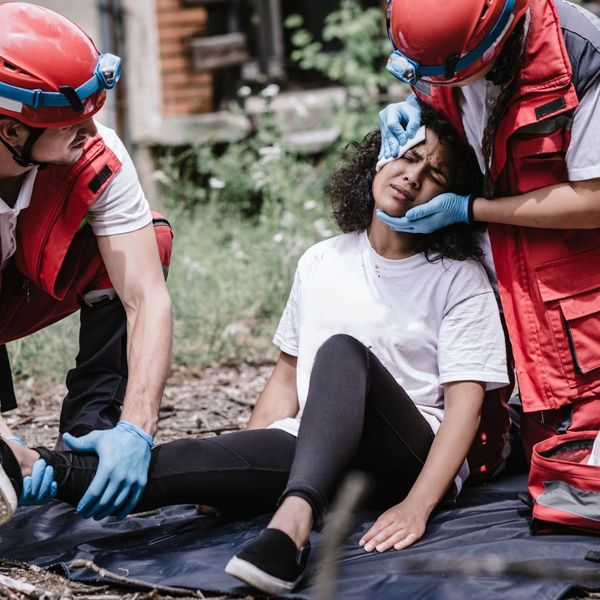 first aid to injured girl first aid to injured girl