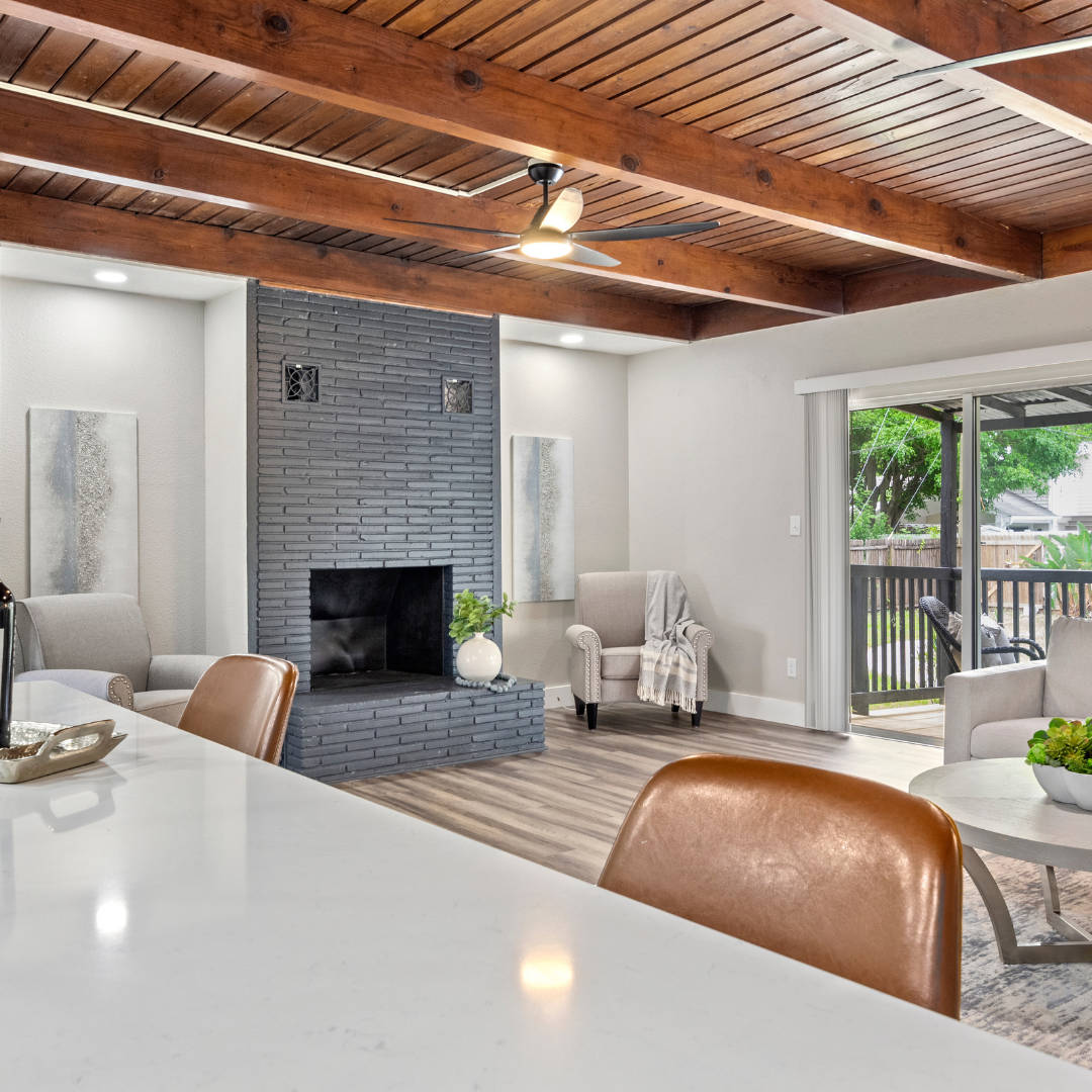living space with cool ceiling 