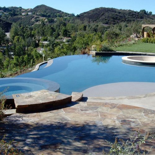 What Makes a Luxury Pool (2).jpg