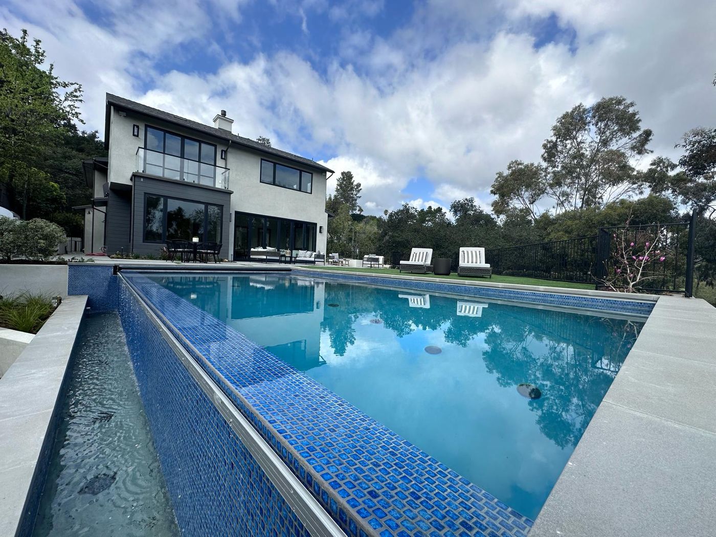 brentwood-infinity-pool-automatic-cover-installation.jpg.jpeg