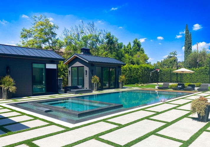 modern pool built by Flexi Tech Contracting pool builders