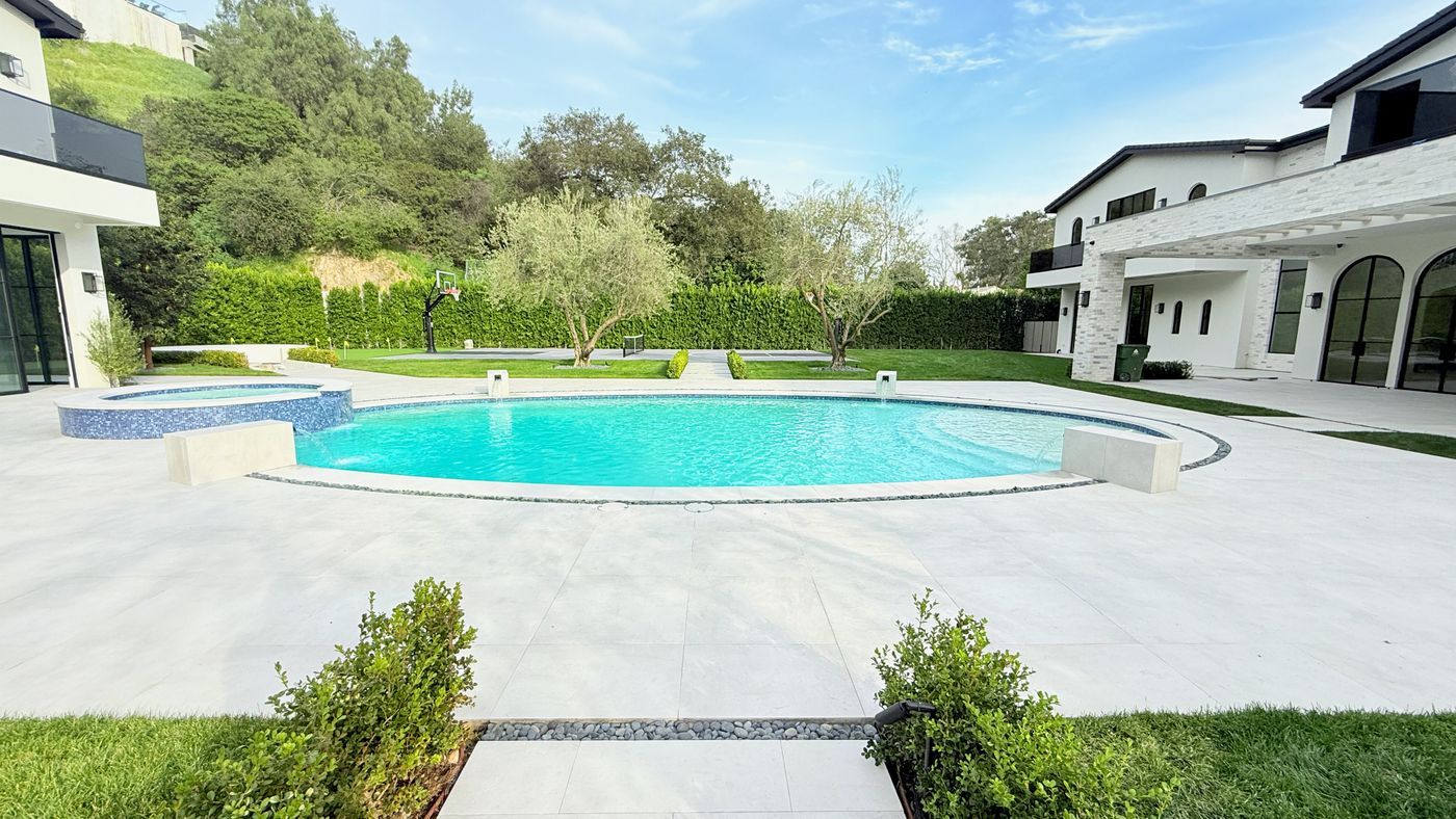 Luxury backyard pool and spa Encino CA