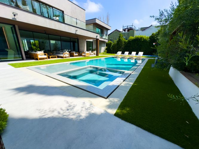 Zero edge pool and spa in Sherman Oaks