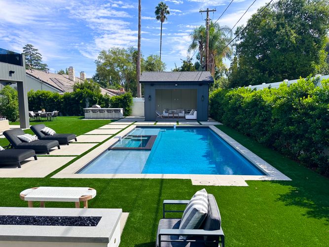 Modern Pool and Spa in Encino