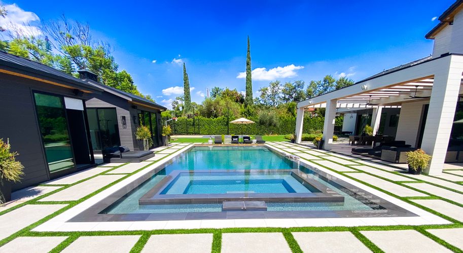 Custom zero edge pool and spa in Encino By Flexi Tech Contracting