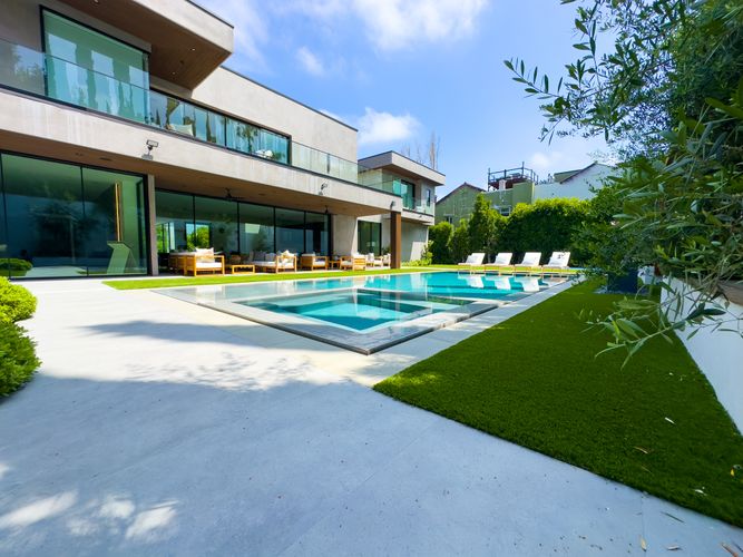 Custom pool and spa zero edge