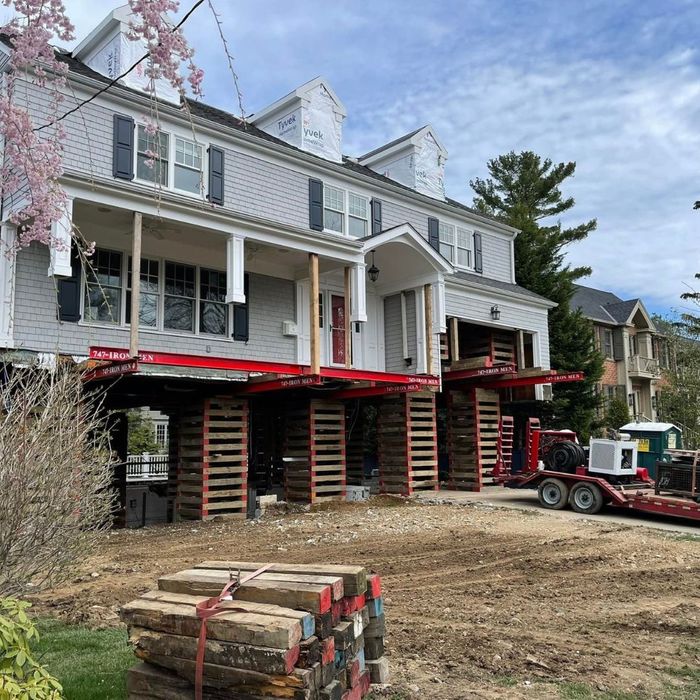 A house lift in progress