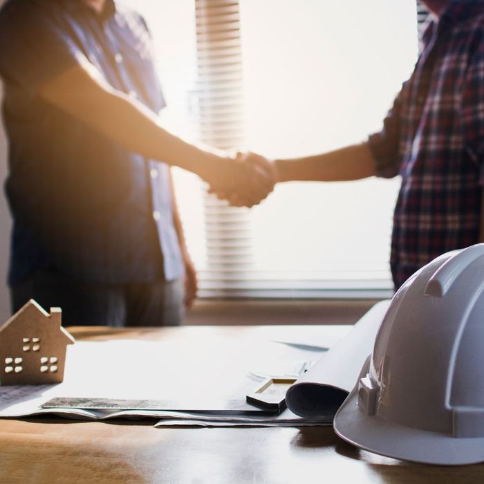 contractor and client shaking hands