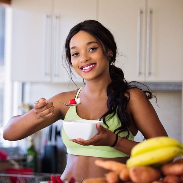 A women eating berries