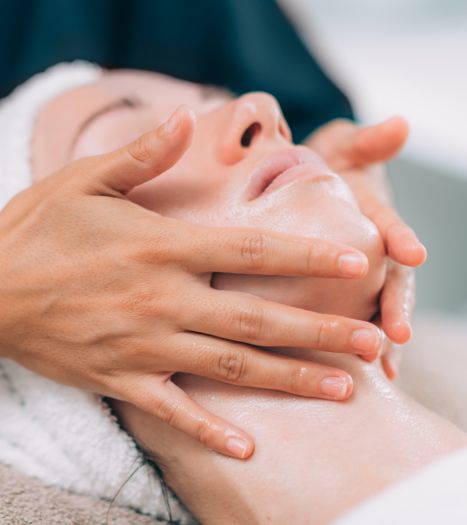 facial-massage-in-beauty-salon-HAEUT34.jpg