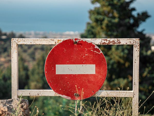 Boundary road sign constructed at the edge of a street and a drop-off