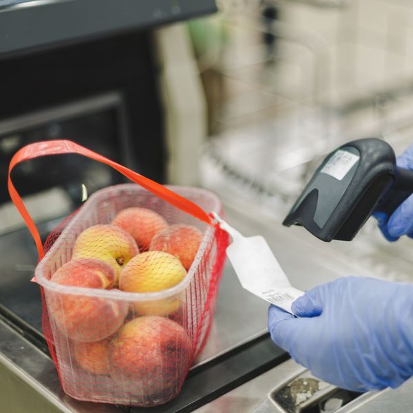 Grocery scanner, scanning peaches