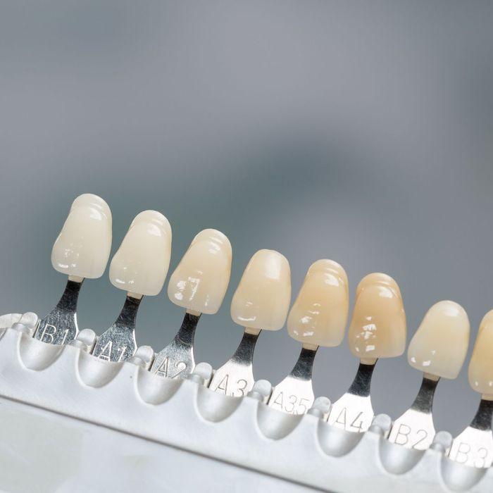 Colored teeth for implant